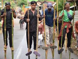 Mengenal dan Melestarikan Budaya : Permainan Tradisional Egrang
