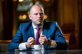 Administratrice civile à la direction du budget puis conseillère dans différents cabinets ministériels, elle intègre en 1997 le cabinet du premier ministre, lionel jospin. Francken Met La Pression Sur Dedonder Il Y A Clairement Une Responsabilite Politique Dans Le Dossier Jurgen Conings Le Soir