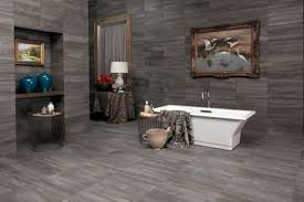 Graue Fliesen In Holzoptik Aus Schiefer Klassische Badewanne Bad Fliesen Badezimmer Renovieren Moderne Muster