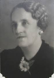 Edna Lyon's Instagram, Twitter & Facebook