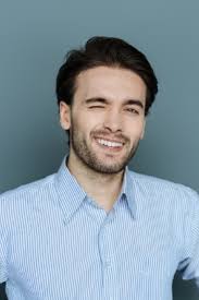 Wenn ein mann sich regelmäßig und von sich aus bei dir meldet, kannst du dir ziemlich sicher sein, dass er interesse an dir hat. Korpersprache Der Manner Ist Er Interessiert Oder Gar Verliebt