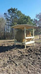 Idees Parfaites Pour La Reutilisation De Palettes En Bois Anciennes Palette Network Source 1 En 2020 Mangeoire A Foin Abris Pour Animaux Plans De Cheval De Grange