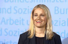 The size of the original is matched when set at 84 pt. Prasidentin Bentele Im Visier Sozialverband Vdk Im Land Verklagt Bundes Vdk Politik Stuttgarter Zeitung