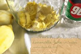 Gli ingredienti alla base del limoncello sono legati alla giusta relazione tra buccia di limone, alcool, acqua e zucchero: Ricetta Limoncello Come Fare Il Limoncello In Casa Secondo La Tradizione