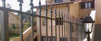 Grande cancello in ferro battuto a due ante, decorato da volute e lance. Realizzazione Ringhiere In Ferro Ringhiere In Ferro Battuto Per Balconi Roma Laferpi