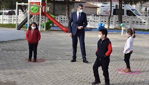 Milli eğitim bakanı ziya selçuk, 23 nisan ulusal egemenlik ve çocuk bayramı dolayısıyla koltuğunu temsili olarak mev gökkuşağı ortaokulu öğrencisi 11 yaşındaki belinay ceren çoban'a devretti. Bakan Selcuk Okullari Peyderpey Acma Kararimiz Devam Ediyor Ntv