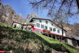 Trekking In Lombardia Coi Bambini Salire A Capanna Monza Da Erve E Una Passeggiata Facile Da Fare In Famiglia Ci Vogliono Circa Trekking Capanna Passeggiate