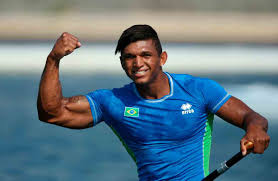 Isaquias queiroz conquistou na manhã deste sábado no canal sea forest, na baía de tóquio, a medalha de ouro na prova do c1 1000m da canoagem velocidade. Brasileiros Para Ficar De Olho Em Toquio 2020 Isaquias Queiroz Istoe Independente
