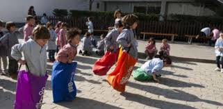 Los juegos de patio., las resbaladera etc con objeto es,boleybol,futbol,basquetbol. Las Escuelas Limitan El Balon En El Recreo Por Otros Juegos