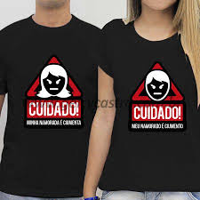 Camisetas Personalizadas Para Casal De Namorados Usarem Juntos Duas Camisas De Tecido Algodao Na Cor Preta De Tamanho A Ser Definido Pelo Cliente Camiseta Namorados Camisetas Casal Camisa Casal