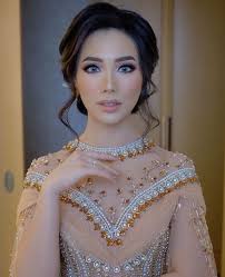 Anggun tersanjung bisa masuk 100 artis favorit masyarakat prancis. 9 Style Makeup Resepsi Abel Cantika Serba Nude