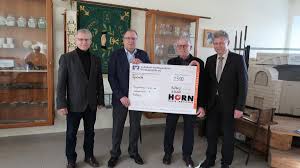 HORN® Glass Industries hands over donation to Plössberg museum