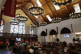 Avada kedavra lanetinden sağ kurtulan tek kişidir. The New Harry Potter Themed Hogwarts Hall That S Gone A Little Bit Vegan News Livekindly