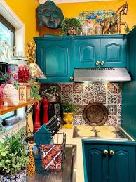 Whether you've got loads of extra room or are cooking in a small kitchen, you'll be inspired by these clever decorating ideas for above kitchen cabinets. 8 Ideas For Decorating Above Kitchen Cabinets Decorating Above Kitchen Cabinets Above Kitchen Cabinets Kitchen Redesign
