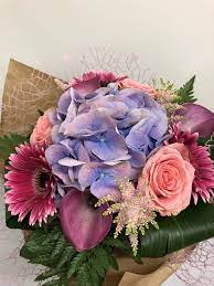Foto circa il hortensia rosso scuro (ortensia) fiorisce con gli stami gialli. Mazzo Di Fiori Con Ortensia E Gerbere Eshop Bardin Gardencenter