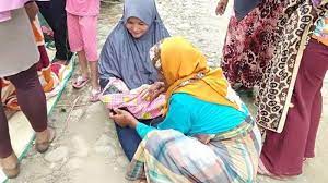 Dan saat kantung ketuban pecah, air ketuban yang keluar sekaligus akan membersihkan jalan lahir. Air Ketuban Keburu Pecah Nurjannah Melahirkan Di Jalan Lantaran Akses Ke Rumah Sakit Buruk Tribunnews Com Mobile