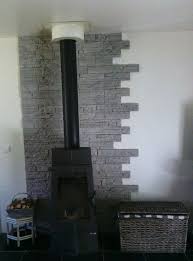 Poele A Bois Devant Un Mur Gris Poele A Bois Idee Deco Maison Decoration Cheminee