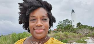 Lighthouses ... CLICK! 🖱️ — It's a bit far!