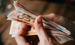 Η προετοιμασία των καταστημάτων για την πασχαλινή περίοδο. Qc9kwoio80mz7m