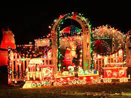 Istock 11470900 Colorful Christmas Lights Exterior Front Yard Walkway S4x3 Jpg Rend Hgtvcom 1280 Weihnachten Im Freien Weihnachtsbeleuchtung Weihnachtslichter
