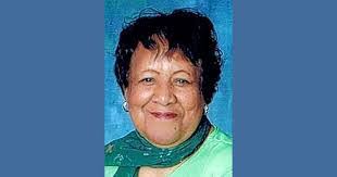 Lora Howe's Instagram, Twitter & Facebook