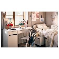 The clever design at the back hides messy cables. Micke Schreibtisch Weiss 105x50 Cm Hier Kaufen Ikea Deutschland