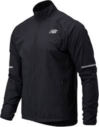 Confortable et fonctionnelle, la veste new balance windcheater pour femme vous permettra de courir en toute liberté lors de vos sorties par temps frais tout en vous procurant une grande protection contre le vent avec sa couche. New Balance Manteau Coupe Vent De Course Accelerate Protect Pour Homme Sail