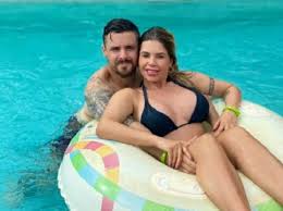 Exibindo sua barriguinha da primeira gravidez com o delegado bruno lima. Ef2zfd51ad7eqm