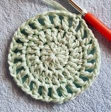 Beim rundenbeginn jeweils mit 1 kettmasche um den zwischenraum zwischen 2 stäbchen der vorrunde anschlingen und 2 luftmaschen als ersatz für das 1. Hakelanleitung Runde Babydecke Alisa