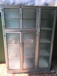 Rak piring kaca cocok untuk pemilik rumah yang suka dengan sentuhan kemewahan. Rak Piring Kaca Perabotan Rumah Di Carousell