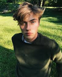 Tall dark haired handsome middle eastern men with good manners do well with women and in society in the usa. Mount And Blade Male Models With Dark Hair And Green Eyes