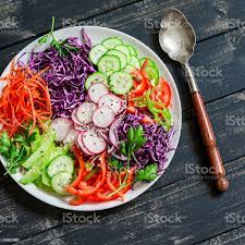 Foto De Salada De Legumes Frescos Com Repolho Vermelho Pepino Rabanete Cenoura Pimentao E E Mais Fotos De Stock De Alimentacao Saudavel Istock