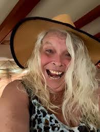 Darlene Livermore's Instagram, Twitter & Facebook