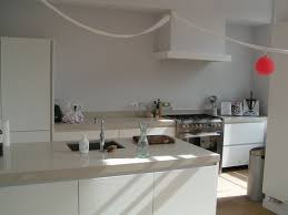greeploze keuken wit eiken fronten een creme composieten aanrechtblad en vrijstaand fornuis in amsterdam beige keuken keuken ontwerp keuken