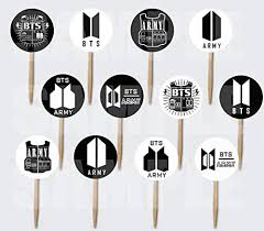 À tout moment, où que vous soyez, sur tous vos appareils. Amazon De Bts Army Logo Cupcake Picks Cake Toppers 12 Stuck Schwarz Und Weiss Jackensymbole K Pop Bangtan Boys South Korean Boy Band Jin Suga J Hope Rm Jimin V Jungkook