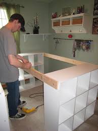 Unio Estas Tres Estantaerias Basicas De Ikea Y Creo Un Sitio Perfecto Para La Habitacion Craft Desk Craft Room Organization Craft Room Office