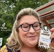 Noelle Waller's Instagram, Twitter & Facebook