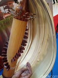 Sasando sendiri sering digunakan sebagai mengiringi lagu dan upacara tradisional setempat. Alat Musik Tradisional Dengan Tangga Nada Pentatonis Adalah Greatnesia