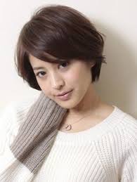 30 40代のショートヘアスタイルは難しい 可愛くしすぎると 若作り 大人っぽくと思うと 老け顔 になってしまいそうで周囲の反応も気になりますよね ここではみんなから絶賛されること間違いなしの大人のショートヘアスタイルを５つのテーマでご紹介します