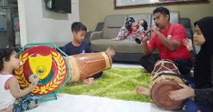 Dia bergeser sedikit dan membiarkan tubuh ibunya menyelinap dari lengannya, sehingga kini tubuh ibunya berada dipangkuannya. Muzik Tradisional Satukan Keluarga Ketika Pkp