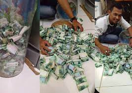 Banyak pekerjaan yang dapat menghasilkan uang namun dalam hitungan hari, minggu bahkan bulan. Cara Mengumpulkan Uang Rp 20 Juta Dalam 8 Bulan Dengan Gaji Umr