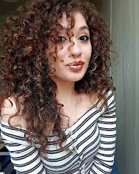 Questa sembra sia lo slogan delle ragazze nella corsa all’acconciatura più trendy per questa caldissima estate. Frangia Capelli Ricci Come Sceglierla E Come Gestirla Trucchi Tv