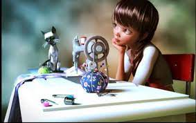 طفله تجلس على كنبه كرتون