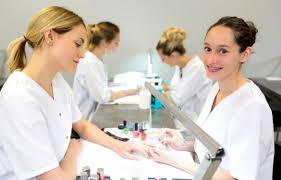 Devenir esthéticienne à domicile permet d'exercer son activité professionnelle de façon comment devenir esthéticienne à domicile ? Apprentissage En Esthetique Ou Comment Devenir Estheticienne