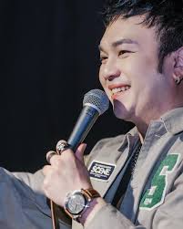 Sean沈宗賢粉絲後援會》 一週年啦🎊🎊🎊🥳🥳 好多好多感謝的說話想講🥰  感謝我媽咪一直以來支持我的夢想一直陪我追夢第二要多謝中年好聲音❤️因為有呢個節目俾我地中年人追夢的舞台先有今日嘅粉絲後援會🥳感謝由我開始比賽一直叫我加油的宗粉一直默默陪伴我，有妳地默默  ...