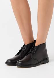 When collected on a legacy character from a legacy chest, this item upgrades to: Clarks Originals Desert Boot Ankle Boot Black Polished Schwarz Zalando De