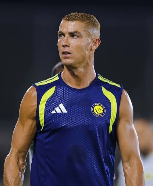 Ronaldo đổi kiểu tóc sau đám cưới - Báo VnExpress Giải trí