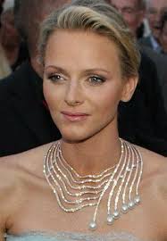 Elle épouse, le 12 septembre 2003 à vandoeuvres en suisse, adans lopez peres (en), un acrobate portugais, dont elle divorce le 24. Les Nouveaux Bijoux De Charlene Princess Charlene Royal Jewelry Charlene Of Monaco