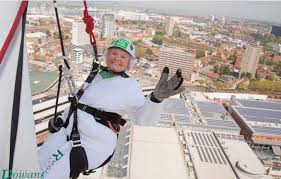 Recorde: britânica de 101 anos desce rapel de 94 metros