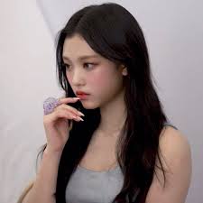 Haerin's unreal visuals will always leave me speechless.